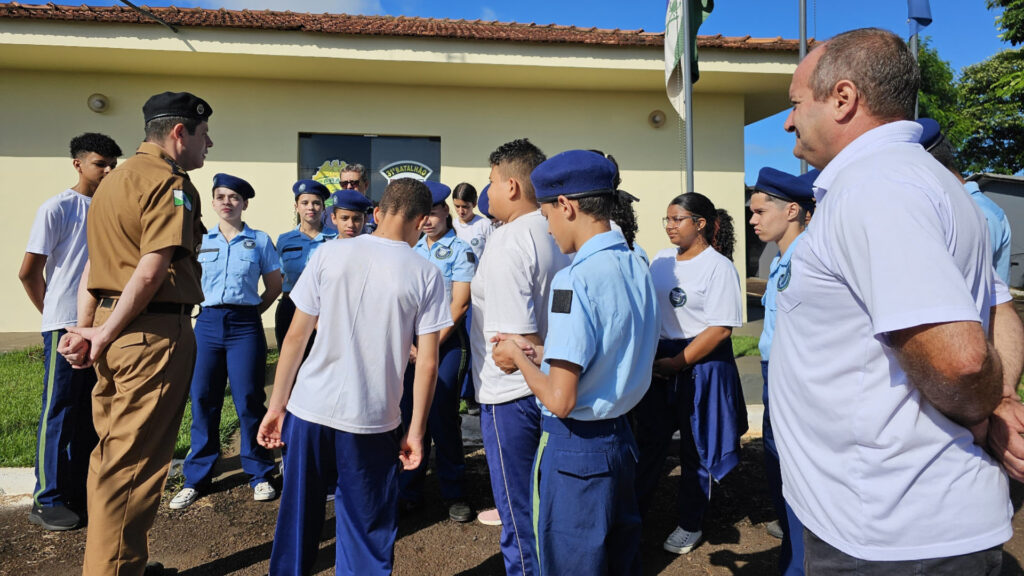 O atributo alt desta imagem está vazio. O nome do arquivo é Alunos-de-Colegio-Civico-ilitar-visitam-31o-BPM-em-Assis-Chateaubriand-1024x576.jpg