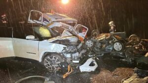 Uma pessoa morre e várias ficam feridas em engavetamento envolvendo carros e caminhões na BR-277