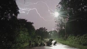 Temporal com ventos de 89 km/h atinge o RS, deixa um morto, milhares sem energia elétrica e vários estragos (Vídeo)