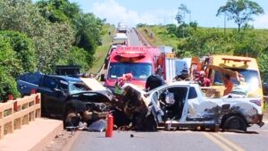 Veículo da Copagril colide com outro carro após ser atingido por rodado que se soltou de caminhão na BR-163