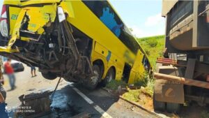 Grave acidente entre um ônibus e duas carretas deixa um morto e 40 feridos no MS