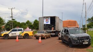 Exclusivo: militares do 31º BPM escoltam carreta bitrem e caminhão até a Receita Federal em Cascavel (Vídeo)