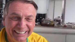 Aparição inesperada de Bolsonaro agita manifestantes na Paulista (Vídeo)