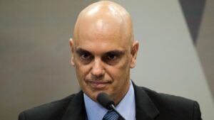 Troca de palavra em texto da decisão de Alexandre de Moraes provoca confusão; “como” foi trocado por “corno”