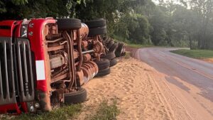 Motorista perde o controle e carreta tomba na PR-180 entre Cafelândia e Nova Aurora