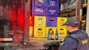 PRF apreende carga com mais de 12 mil garrafas de cerveja falsificadas no Paraná