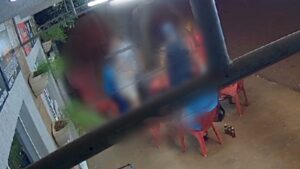 Imagens mostram momento em que filho de empresário é esfaqueado, em Campina da Lagoa, no Paraná (vídeo)