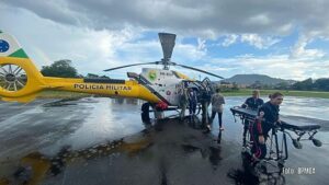 Após lesionar a coluna ao mergulhar em tanque de peixe com o nível da água baixo, jovem é removido por helicóptero da PMPR