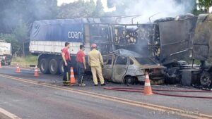 Duas pessoas morrem carbonizadas após colisão entre carro e carreta no PR