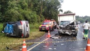 Colisão frontal entre automóvel e caminhão deixa duas pessoas mortas na BR-376