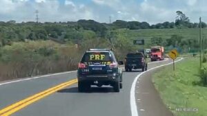 Jovem é preso pela PRF após fuga de 25 Km com caminhonete roubada (vídeo)