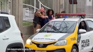 Vídeo em que policial militar aparece abraçando alunos viraliza no Paraná