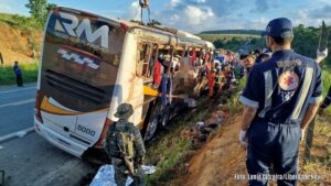 Acidente com ônibus deixa ao menos oito mortos e vários feridos em estado grave na Bahia