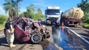 Colisão entre carro e caminhão na BR-376, em Paranavaí deixa uma pessoa morta