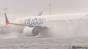 Tempestade inunda ruas, avenidas e aeroporto de Dubai (Vídeo)