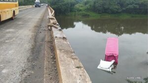 Motorista perde o controle da direção e caminhão cai da ponte do Rio Tibagi, no Paraná (Vídeo)