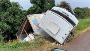 Caminhão sai da pista, capota e motorista fica ferido na BR-369, em Cascavel