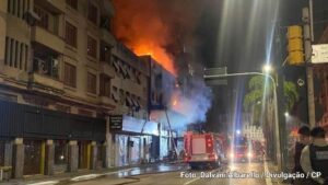 Imagens mostram incêndio que matou 10 pessoas em Porto Alegre