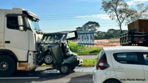 Acidente envolvendo dois caminhões e um utilitário deixa um motorista morto