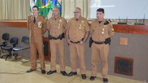 Durante homenagem a Tiradentes, 31º BPM entrega a Medalha de Ouro a policiais