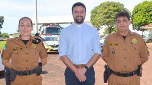 Padre Léo visita 31º BPM para a entrega do convite do Jubileu de Ouro da São Francisco ao tenente-coronel Cláudio Ricardo