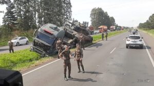 Veículo do Exército Brasileiro transportando “tanque” sai da pista e para no canteiro central da BR-376