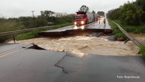 Chuva castiga o Rio Grande do Sul, causando mortes, feridos, alagamentos e destruição (Vídeo)