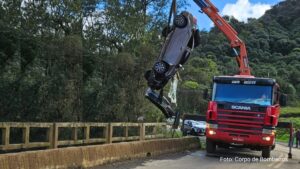 Carro em que viajava casal e duas crianças é retirado de rio em Tangará, SC