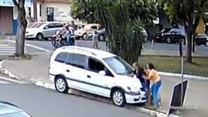 Câmeras registram o momento em que mãe e filha são atropeladas na calçada no centro de Sarandi (Vídeo)