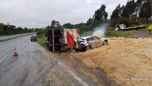 Mulher morre após veículo em que ela estava colidir com caminhão tombado na pista