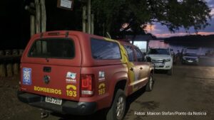 Barco afunda, dois são resgatados e dois desaparecem no Lago de Itaipu em Mercedes