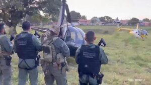 Helicópteros da PMPR ajudam PF interceptar aeronave com 243 kg de cocaína no PR (Vídeo)