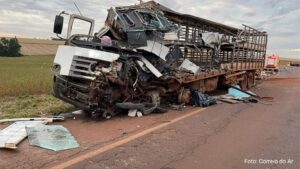 Morador de Assis Chateaubriand morre em colisão entre carreta e caminhão em Maripá