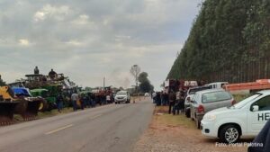 População de Terra Roxa se reúne em manifestação contra invasão de terras