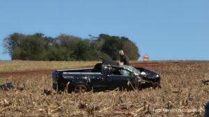 Carro sai da pista, carro capota várias vezes e jovem morre em Assis Chateaubriand (Vídeo)