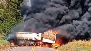 Cena de guerra: Violento choque entre duas carretas deixa rastro de destruição e morte (Vídeo)