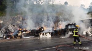 Grave acidente envolvendo caminhões e um carro deixa três pessoas mortas na BR-376 (Vídeo)