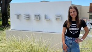 Ex-aluna da Unioeste é a primeira mulher certificada pela Tesla no Brasil