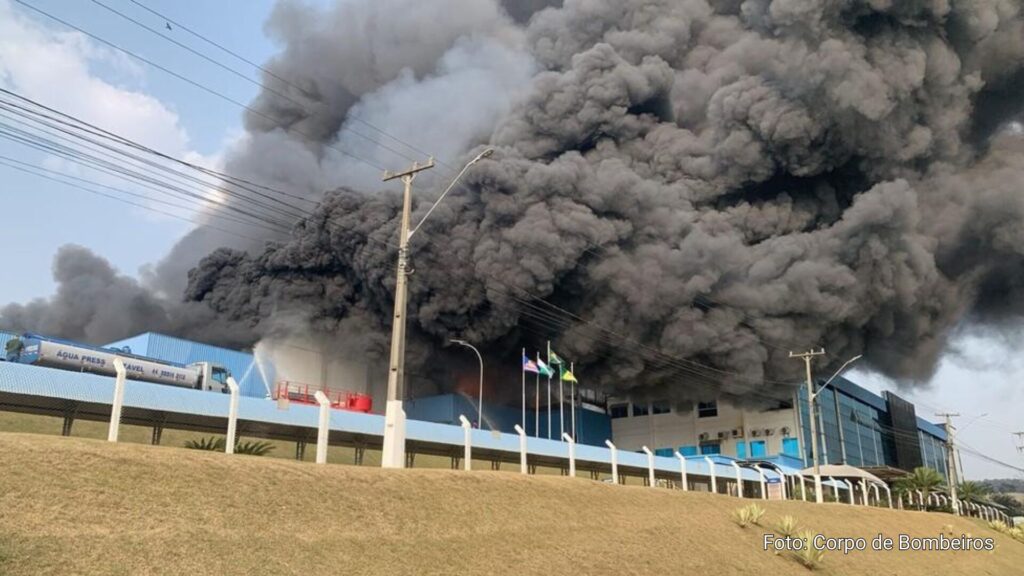 Incêndio de grandes proporções atinge e destrói abatedouro de frangos no Paraná (Vídeo)