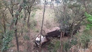 Motorista perde o controle, carreta sai da pista e cai em barranco de vários metros de altura, no PR