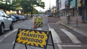 Sanepar realiza obra na Av. Tupãssi e atenção de condutores, pedestres e ciclistas precisa ser redobrada (Vídeo)