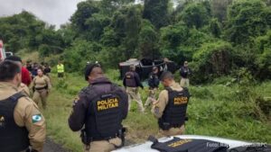 Camionete sai da pista, capota e deixa dois militares mortos, no Paraná