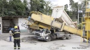 Máquina de carregamento de asfalto cai sobre cabine de caminhão e mata trabalhador