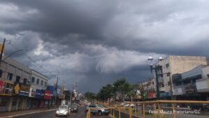 Final de tarde reserva chuva, ventos fortes, queda de energia e alívio no calor, em Assis Chateaubriand (Vídeo)