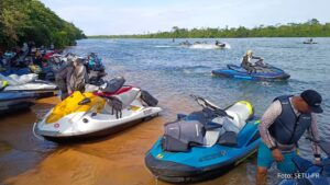 Jetskis descem o Rio Paraná com destino à Internacional Boat Show em Foz do Iguaçu