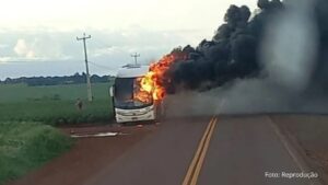 Incêndio destrói ônibus que trafegava entre Palotina e Terra Roxa