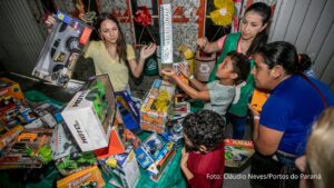 Famílias recebem doações do Natal Solidário Portos do Paraná