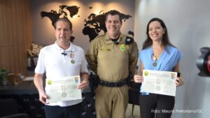 Tenente-coronel Claudio Ricardo entrega medalha de Mérito do 31º BPM a Marcel Micheletto e Fran Micheletto