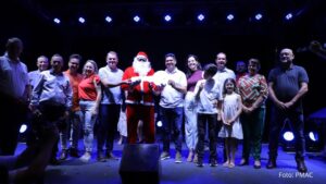 Abertura do Natal de Luz em Assis Chateaubriand tem Papai Noel descendo do “céu”