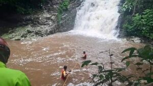 Adolescente cai em cachoeira, namorado e padrasto morrem ao tentar salvá-la